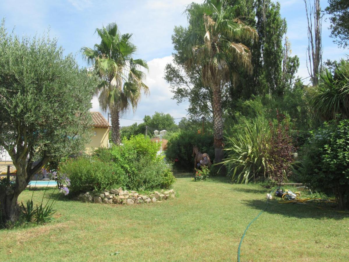 Le Cabanon Des Hirondelles Villa Villecroze Buitenkant foto